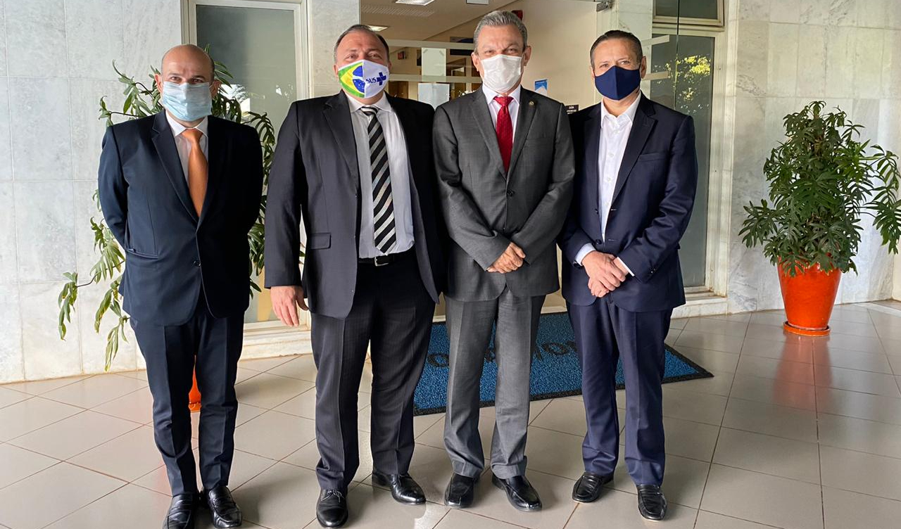 Roberto Claudio, Ministro Pazuello, José Sarto e Domingos Filho em pé lado a lado posando para a foto de máscara